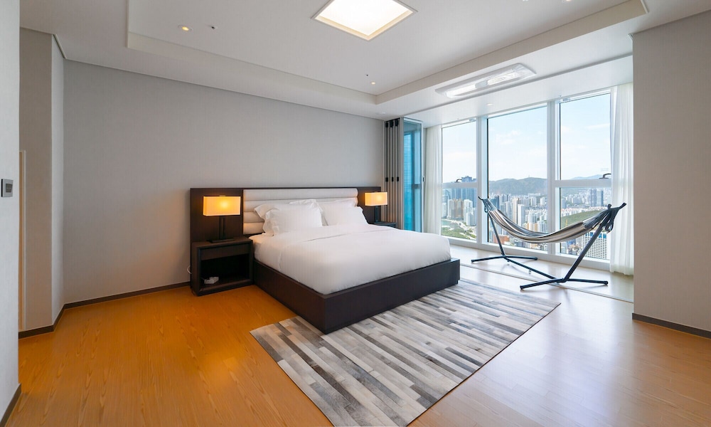 Royal, 3 Rooms, Ocean, Futon Bed, Suite, 1 Queen and 1 Single Bed, Beach View