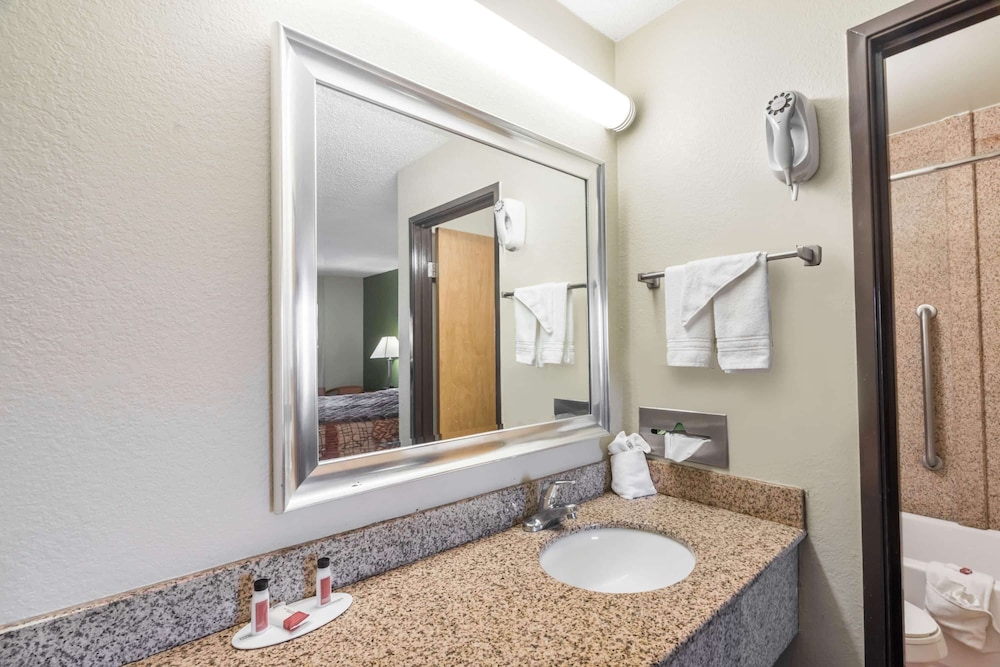 Days Inn by Wyndham Chattanooga Lookout Mountain West 6/35