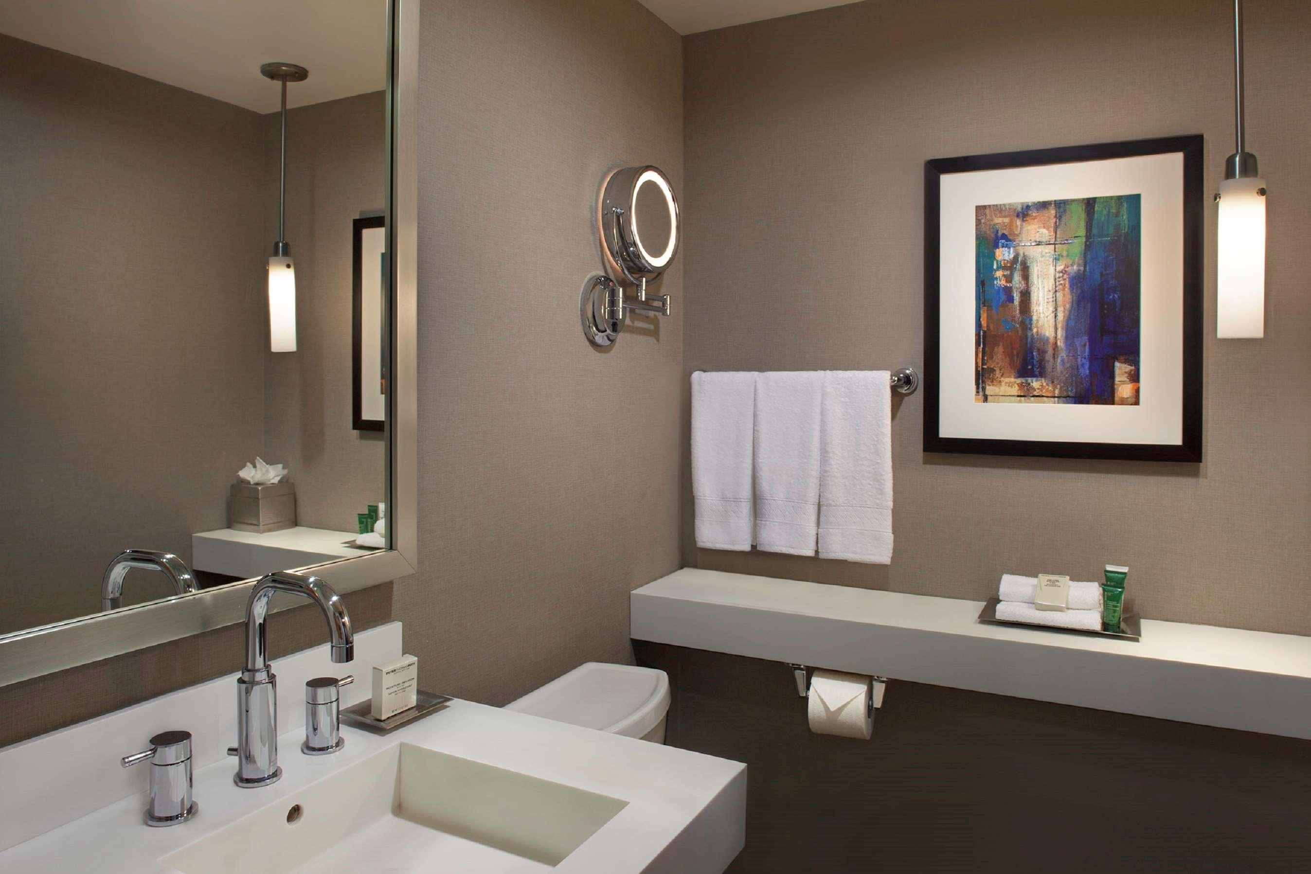 Room, 2 Queen Beds, Hilton Toronto Airport Hotel & Suites 3/3