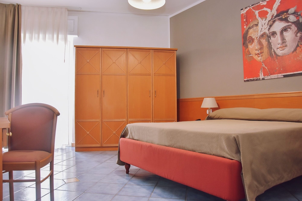 INNER, TRIPLE, PRIVATE BATHROOM
