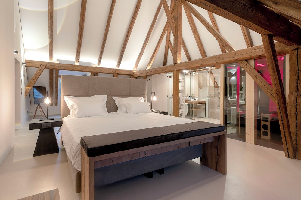PANORAMIC, SUITE, KING BED, SOFA