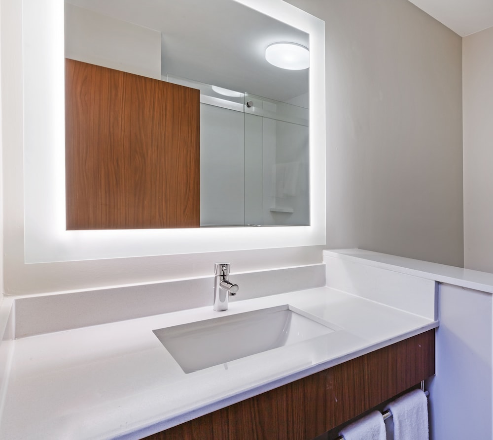 Holiday Inn Express Suites Tulsa West Sand Springs 24/52