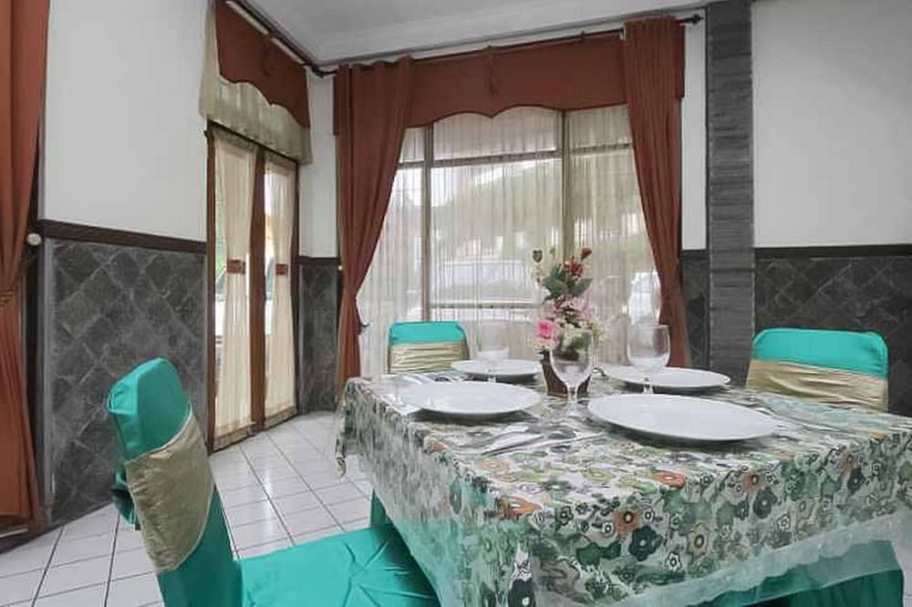 Hotel Lestari Near Lippo Plaza Mall Jember 31/36