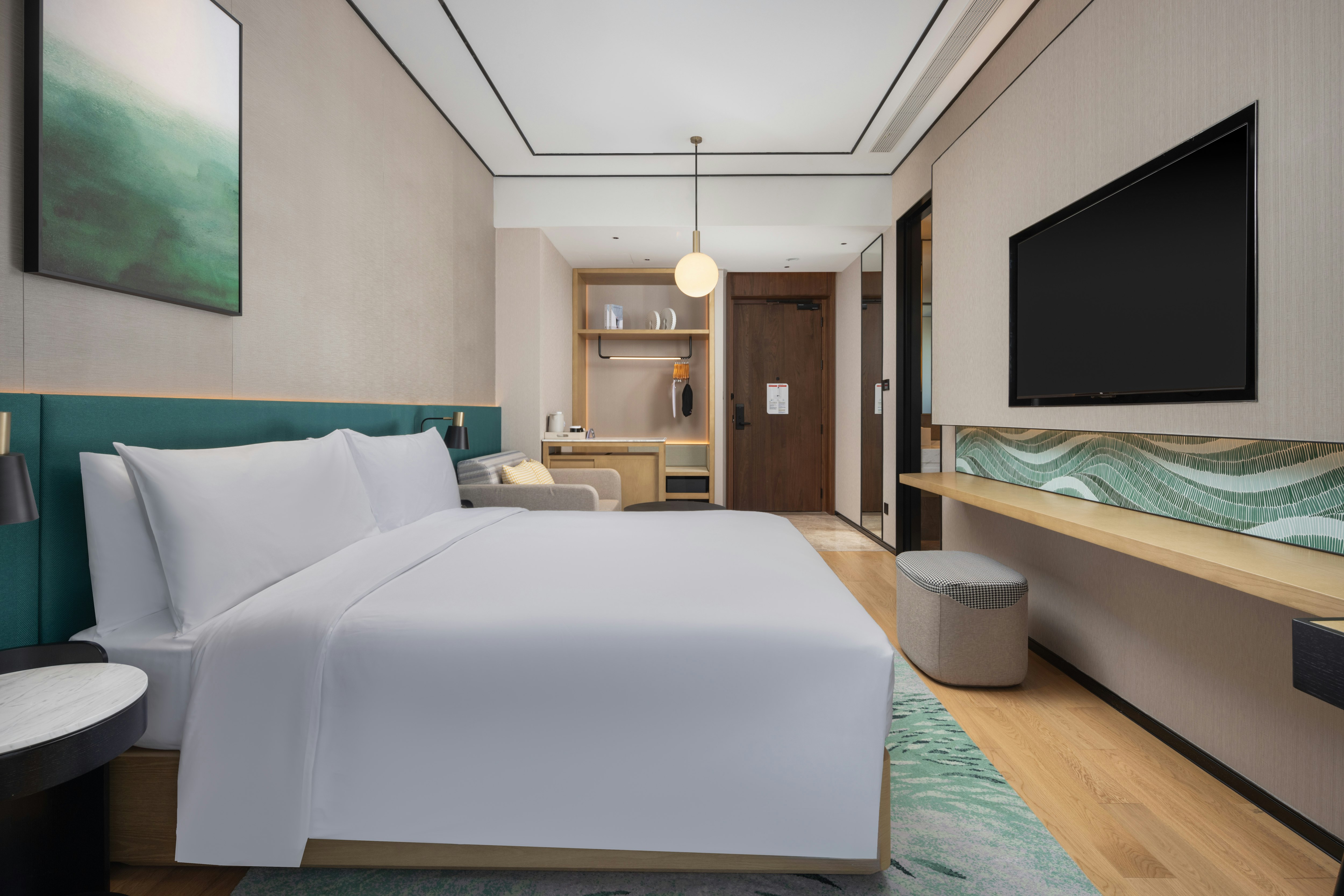 DELUXE, KING BED
