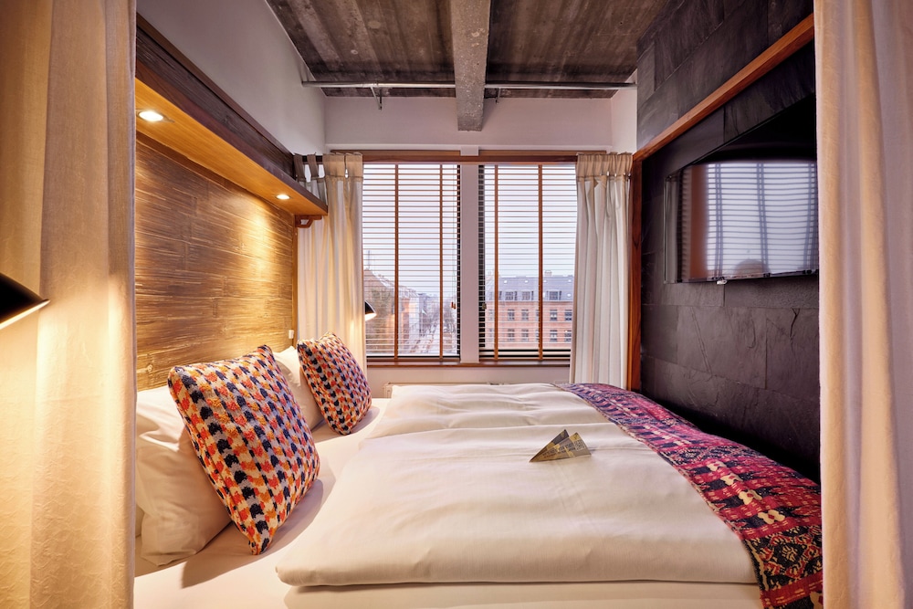 DELUXE, STUDIO, SUITE