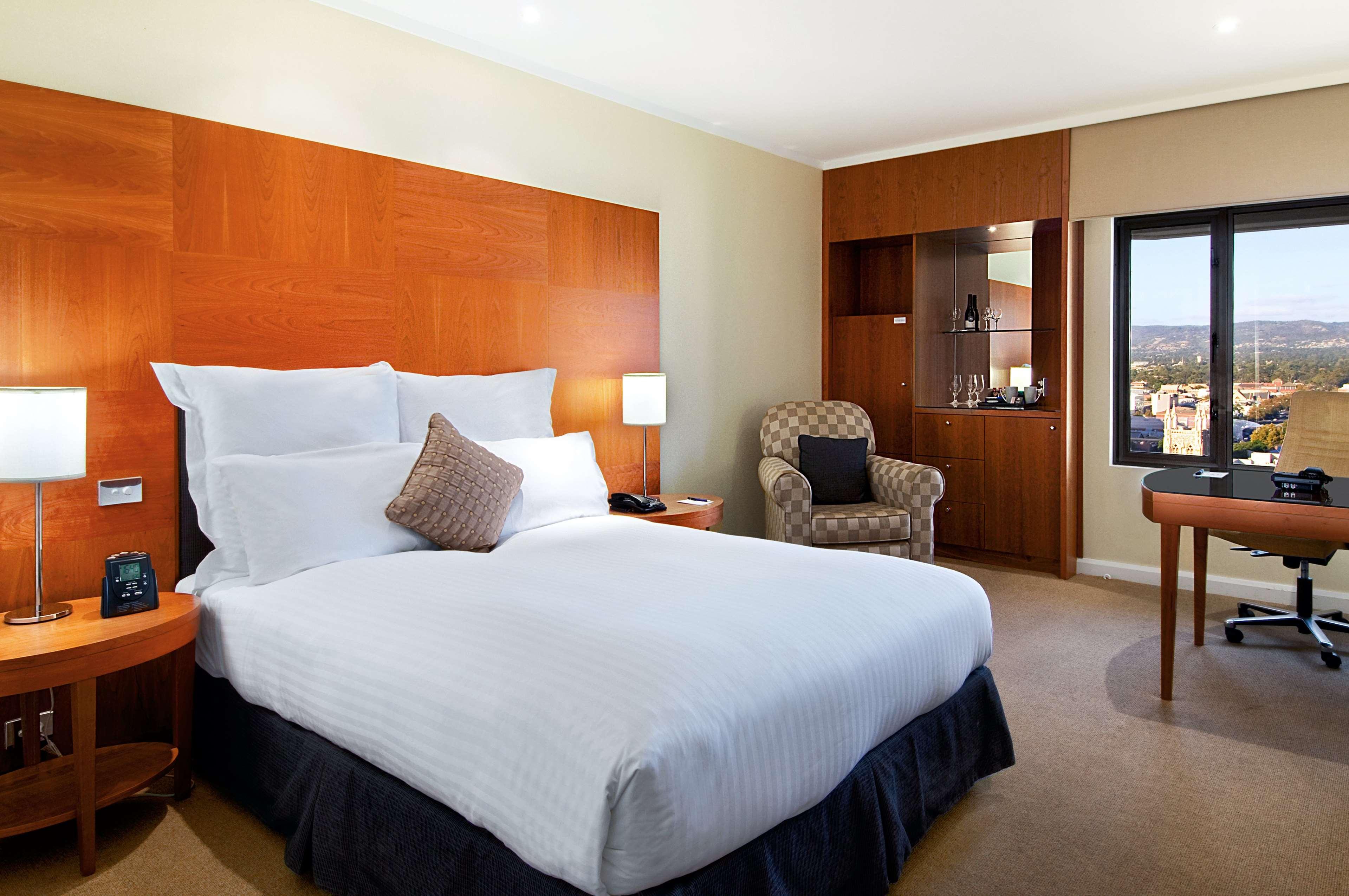 PLUS, DELUXE, KING BED