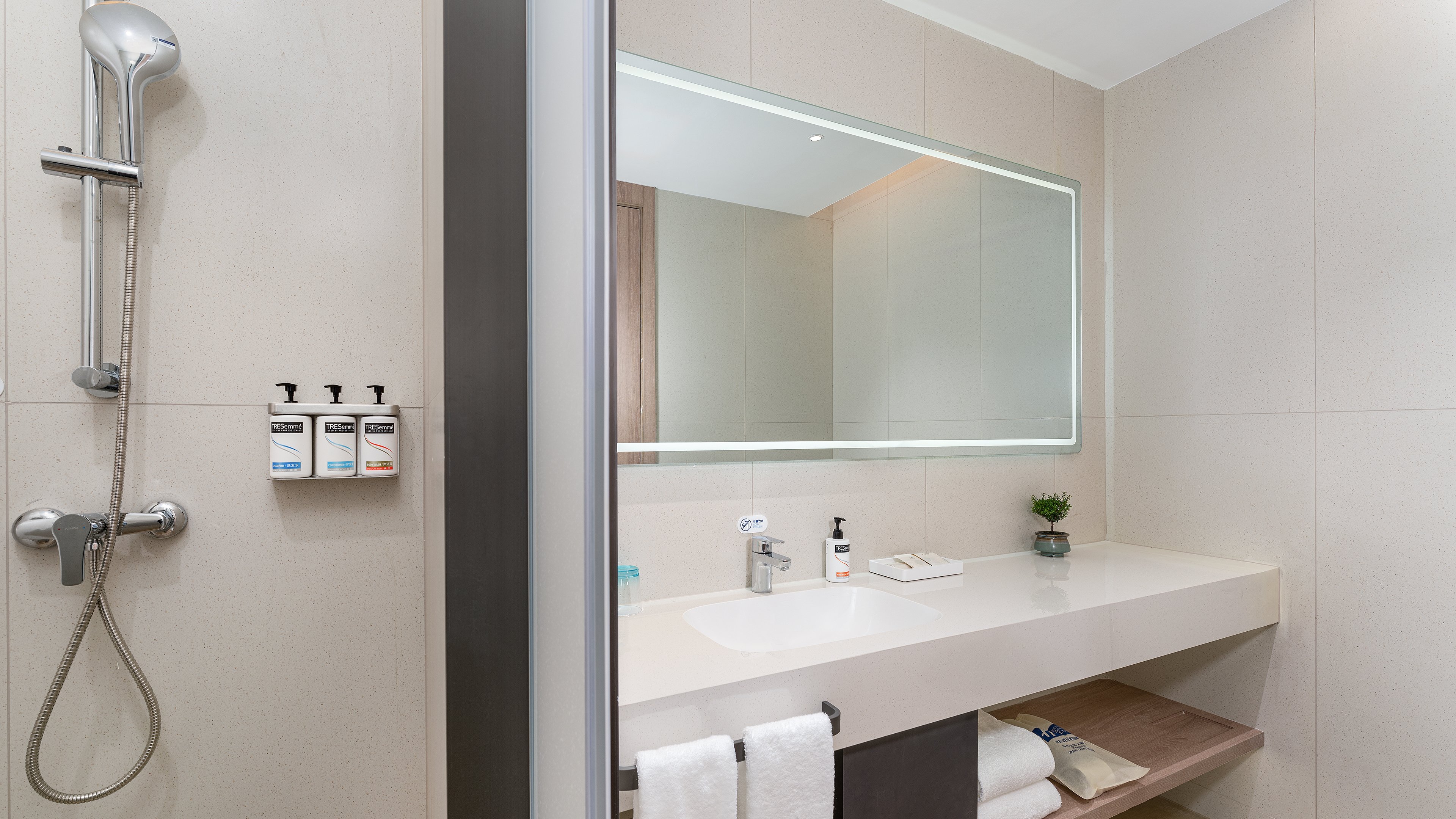Holiday Inn Express Yangzhou Grand Canal Theatre 38/44