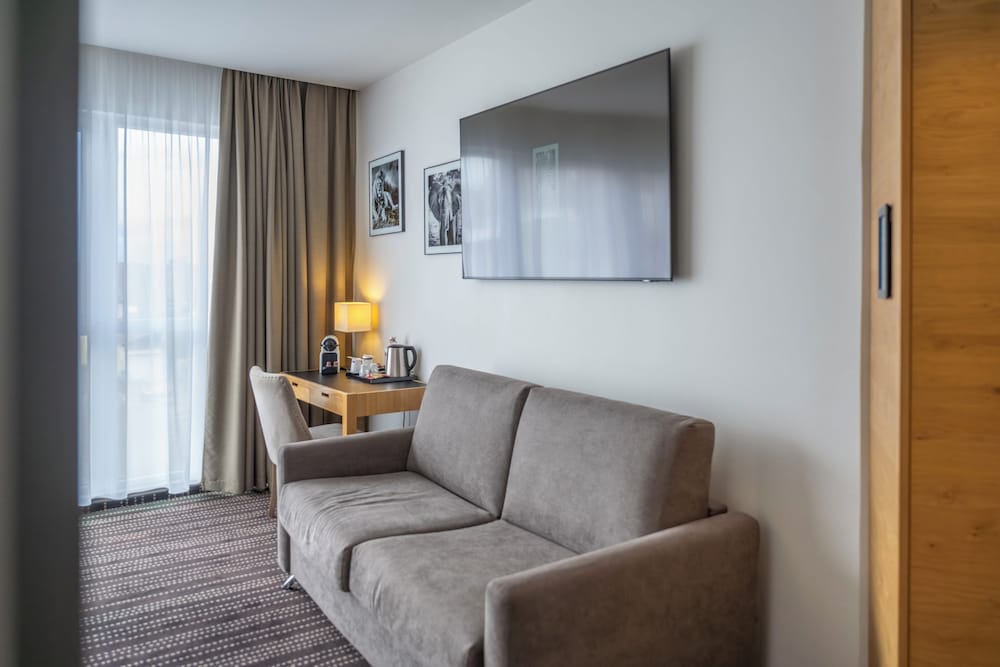 Brit Hotel Lodge 33/50
