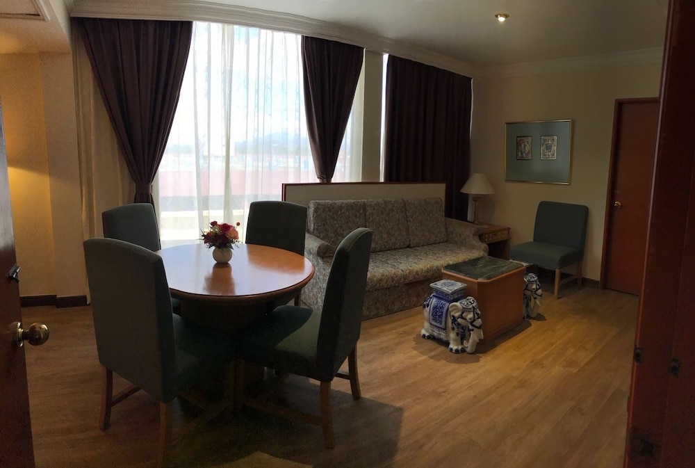 The Executive Hotel 18/25
