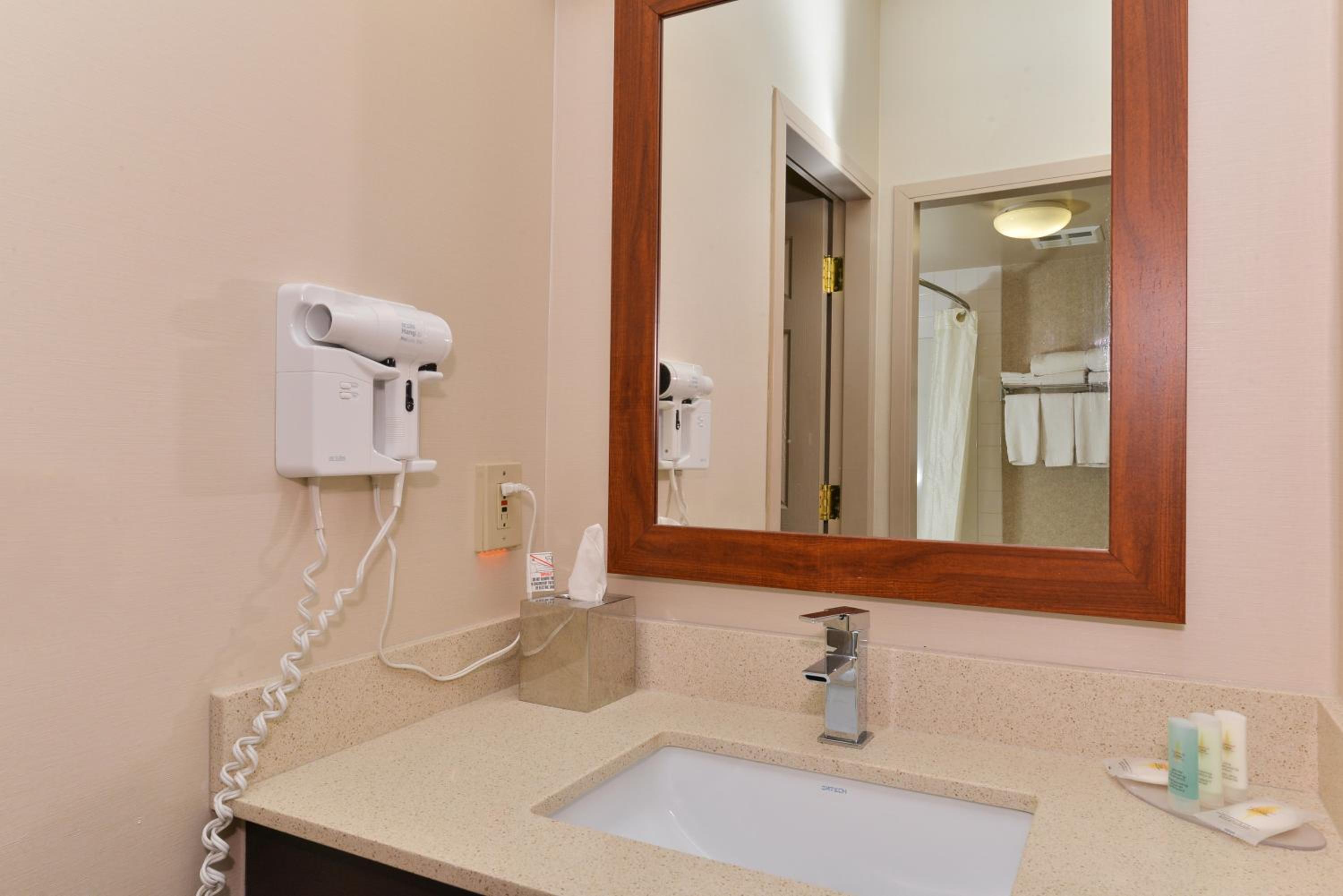 Basement, King Bed, 2 Queen Beds، Comfort Inn & Suites Calgary Airport - South 5/6