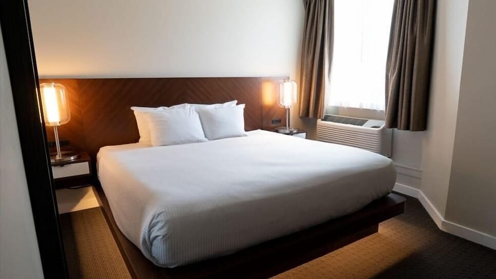 1 Bedroom, Premium, Suite, King Bed, Mountain View, Sofa, Balcony