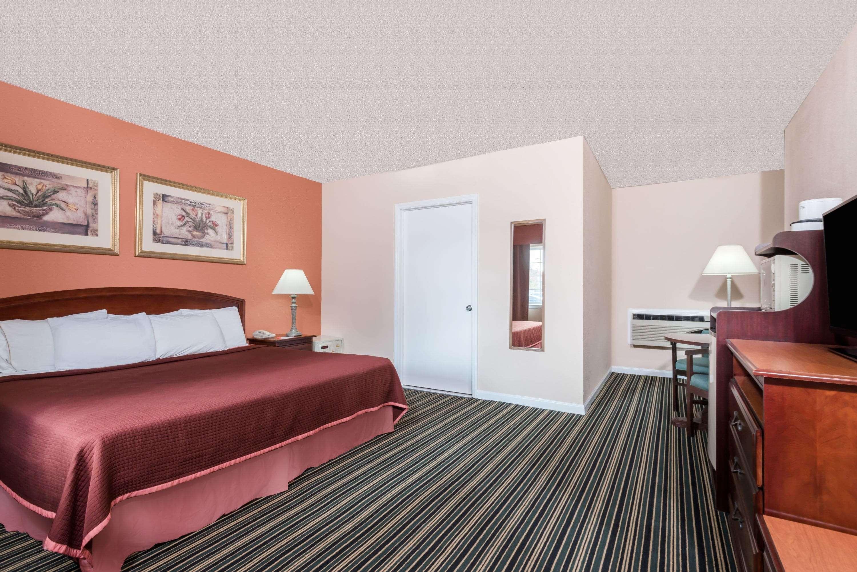 غرفة بسرير كينج، Howard Johnson by Wyndham Lenox 2/2
