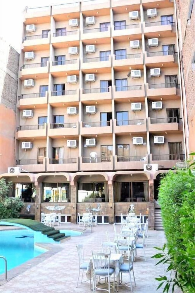 Shady Hotel 2/48
