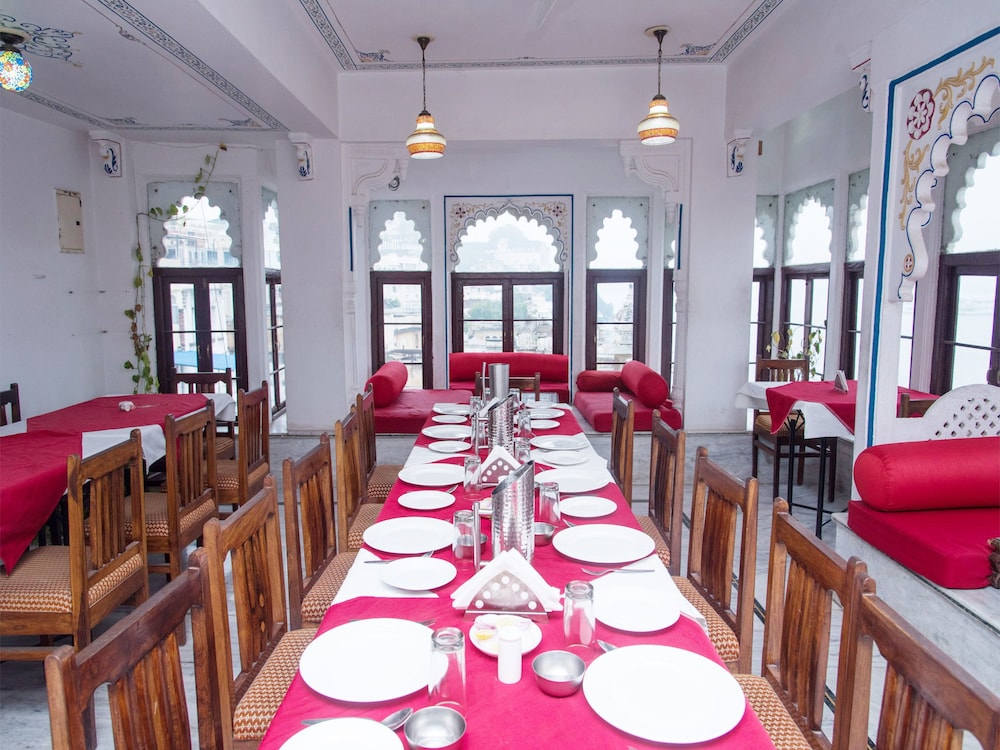 Oyo 10319 Hotel Pichola Haveli 12/16