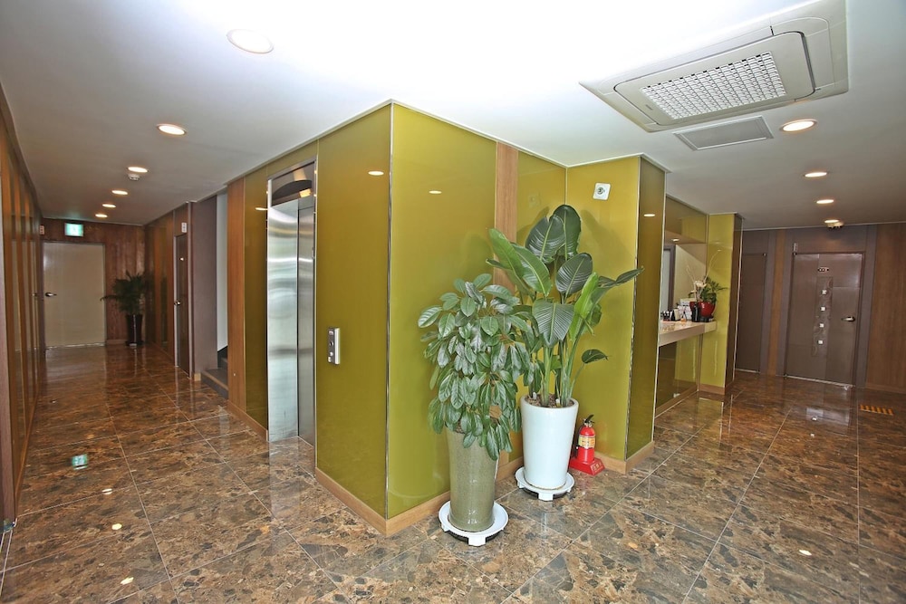 Champion Hotel 8/43