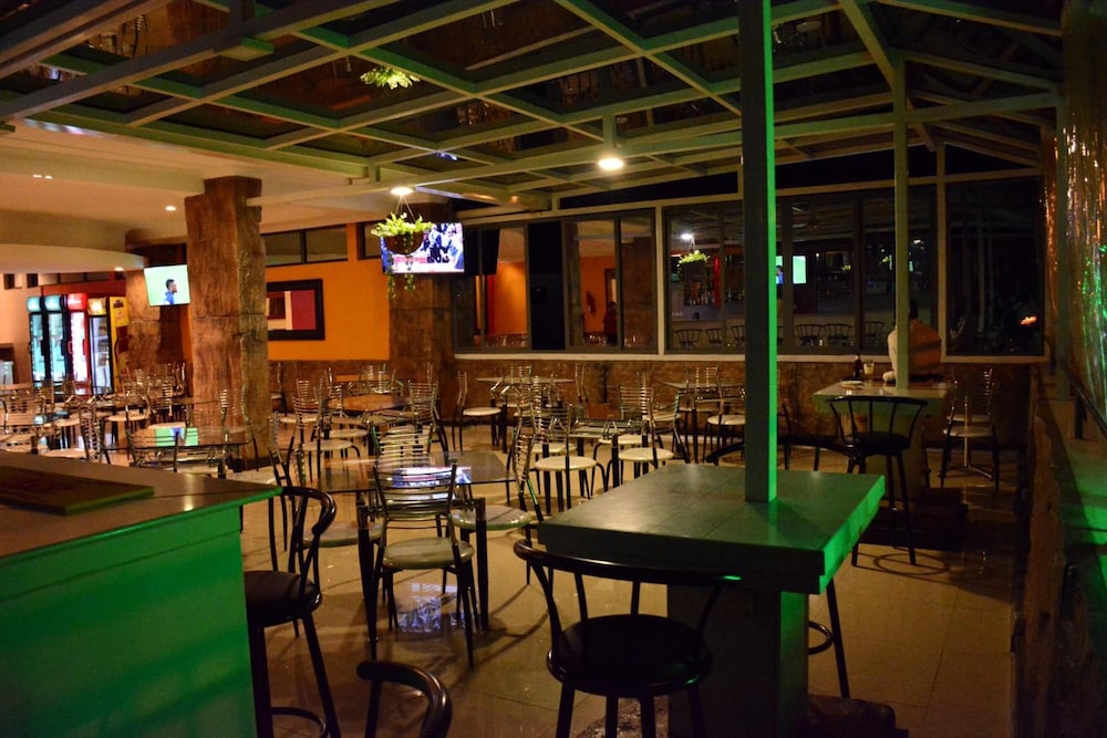 La Posh Hotel 30/33