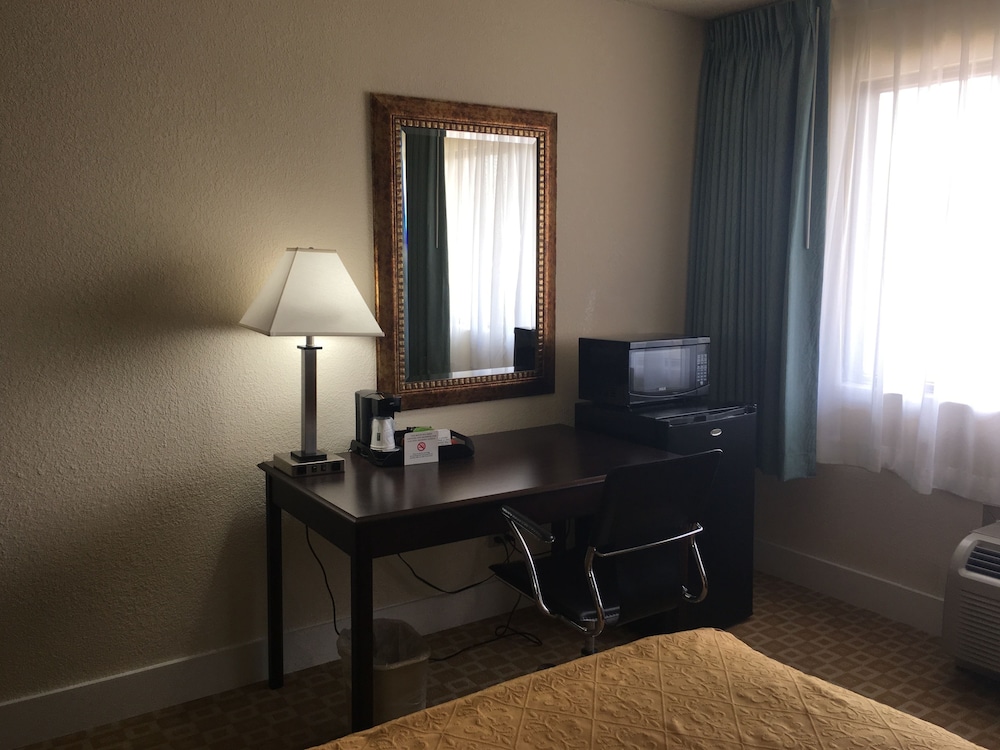 Days Inn By Wyndham Sherman 37/54