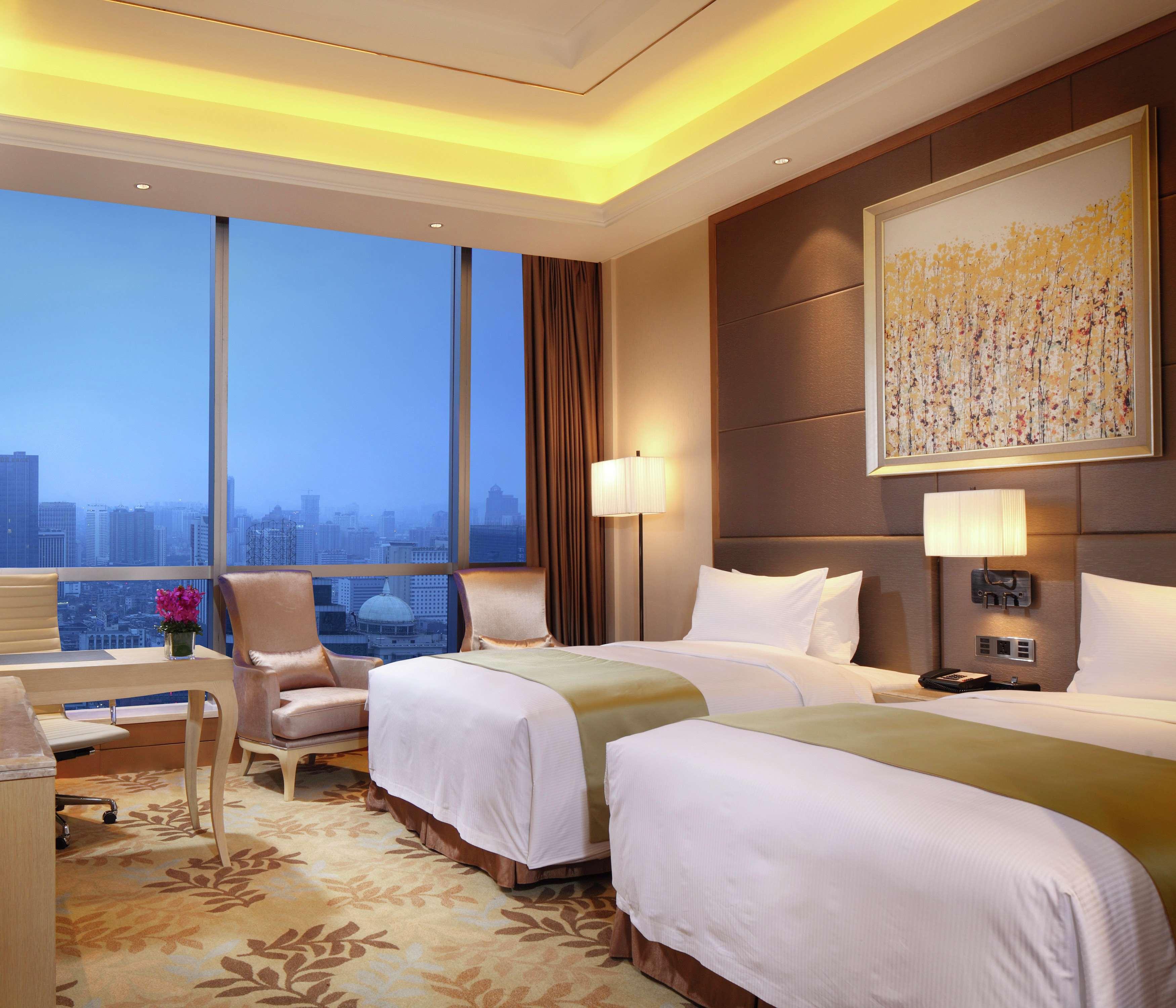 EXECUTIVE, TWIN BEDS, LOUNGE ACCESS