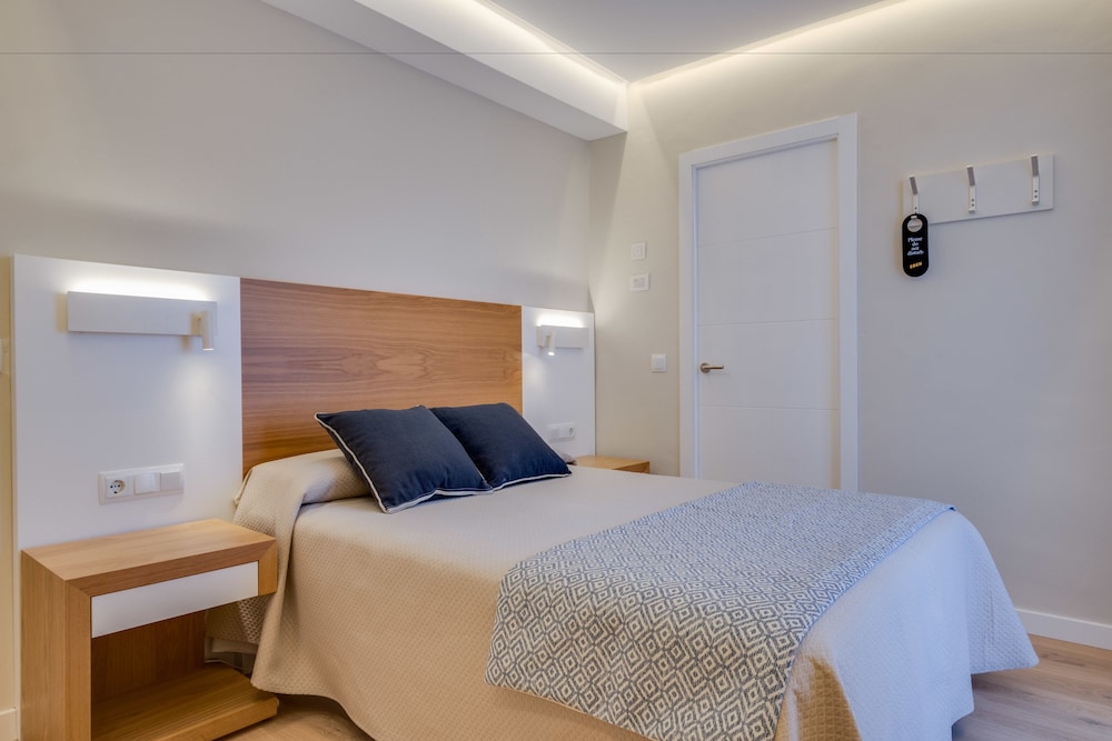 ROOM, SINGLE