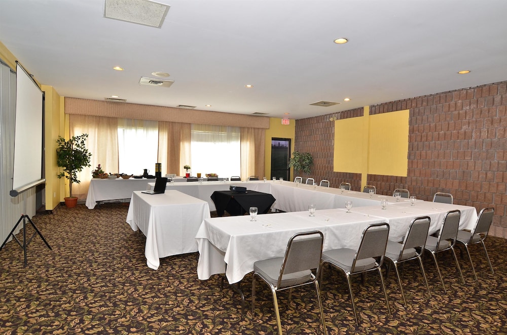 Days Inn by Wyndham Renfrew Conference Centre 21/27