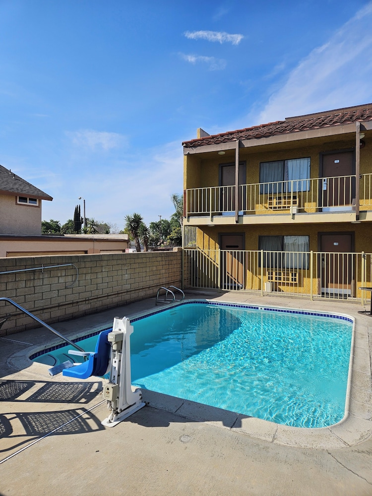 Fullerton Inn 3/53