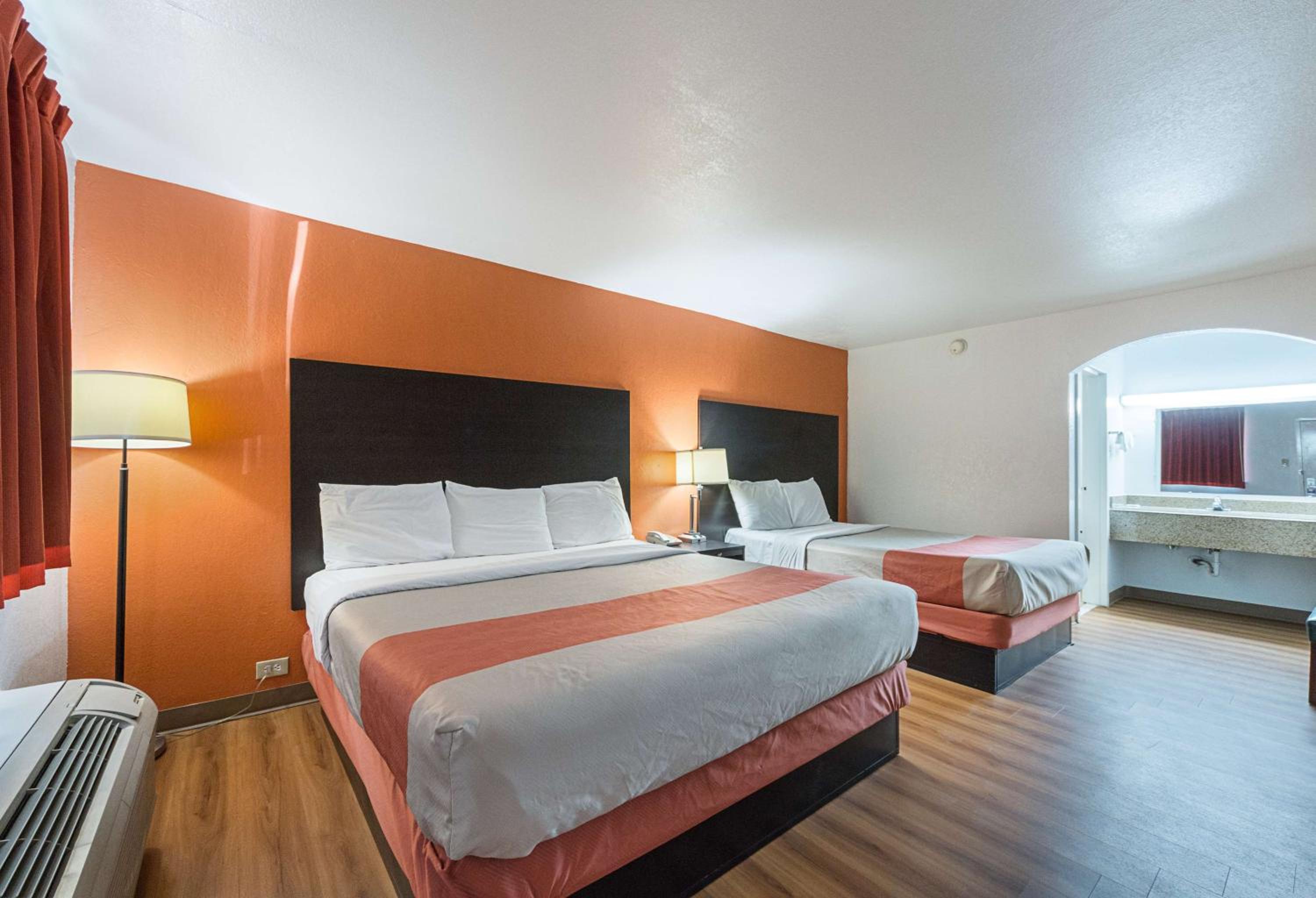 غرفة بسريرين كوين للمدخنين، Motel6 San Antonio, TX - I-10 West 5/10