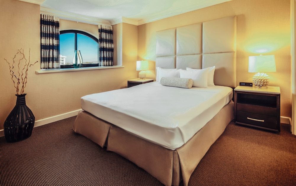 The Waterfront Beach Resort, a Hilton Hotel 26/77