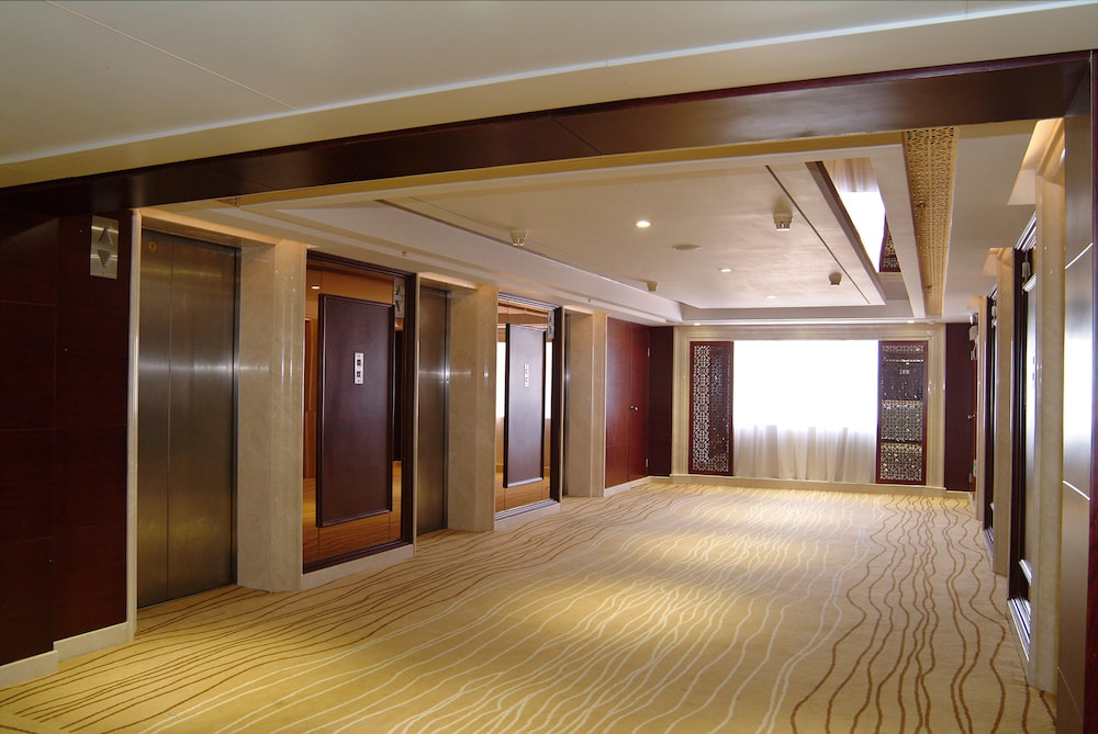 Guangdong Hotel (Sun Yat-sen Memorial Hall Station) 46/73
