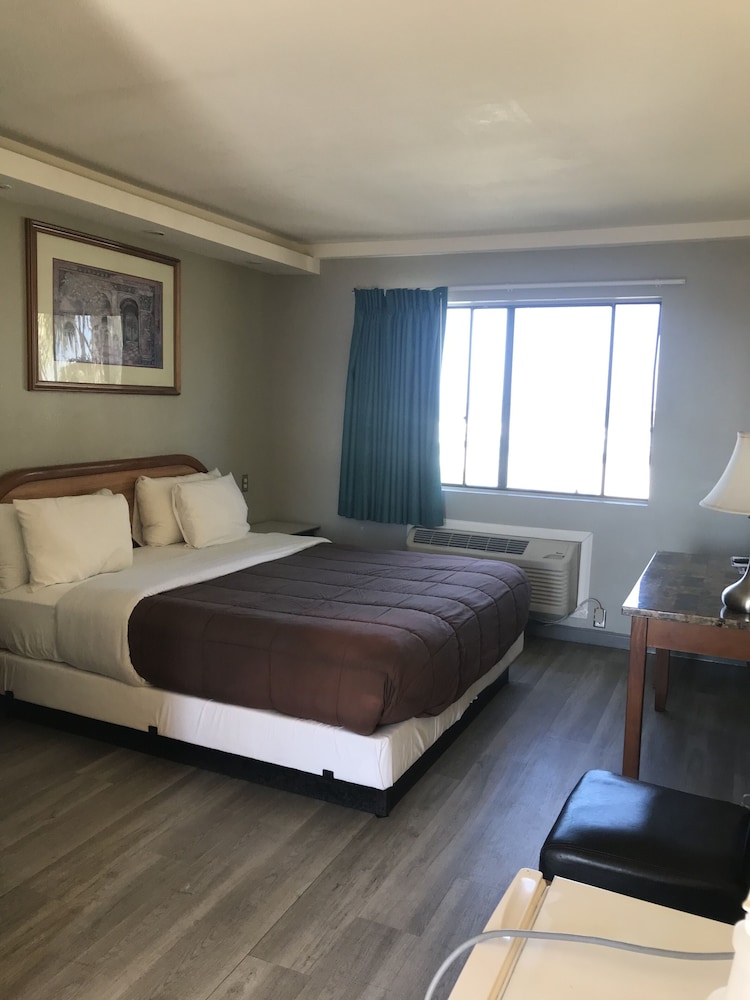 777 Motor Inn Huntington Beach 19/45