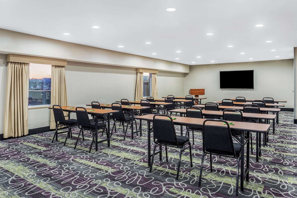 La Quinta Inn Suites Rockford 48/54