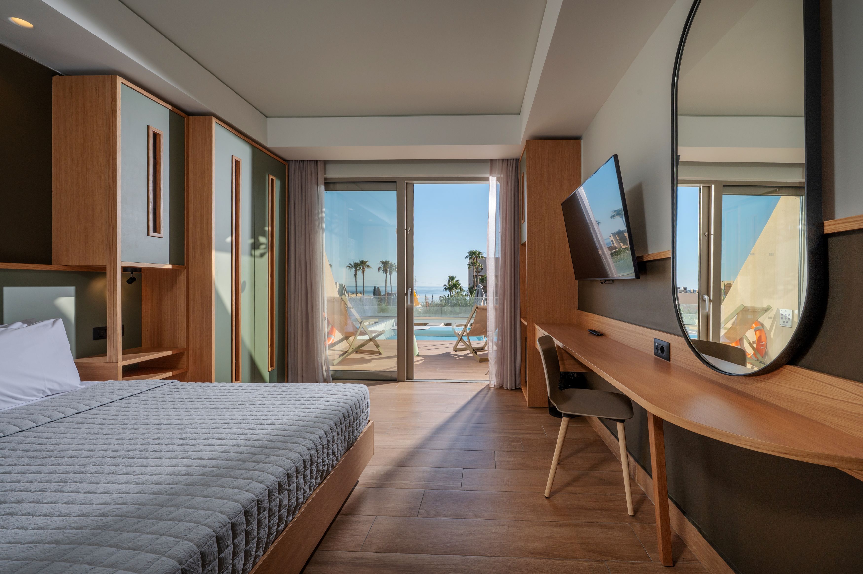 Suite, Single, Pool and Land View