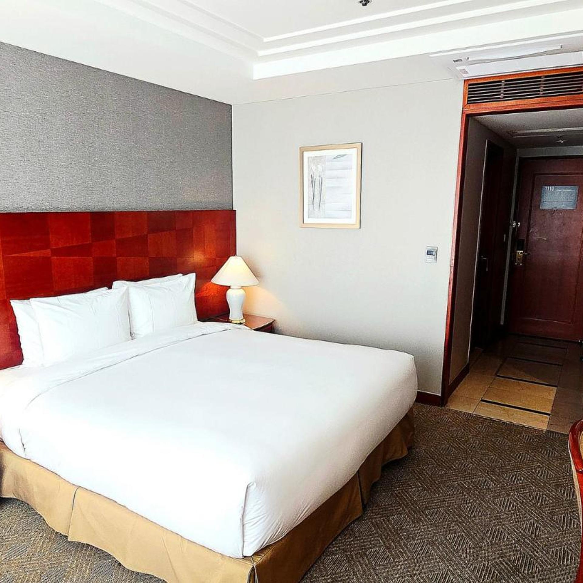 Deluxe, Single, Queen Bed