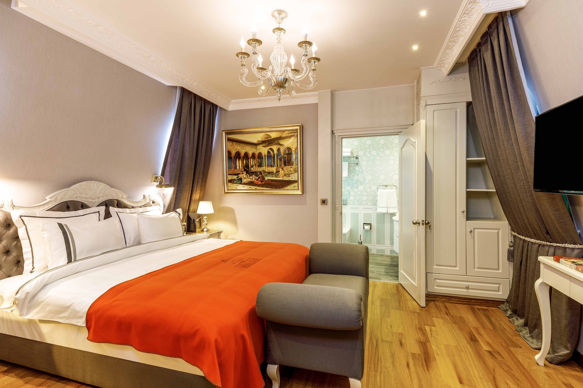 SUITE, KING BED