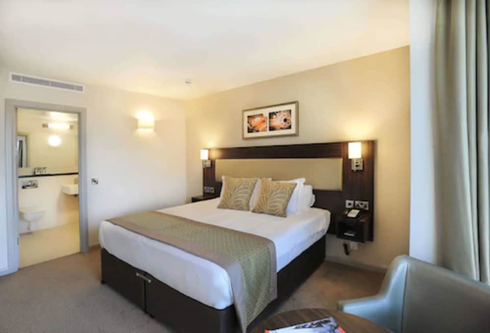 Heston Hyde Hotel 19/43