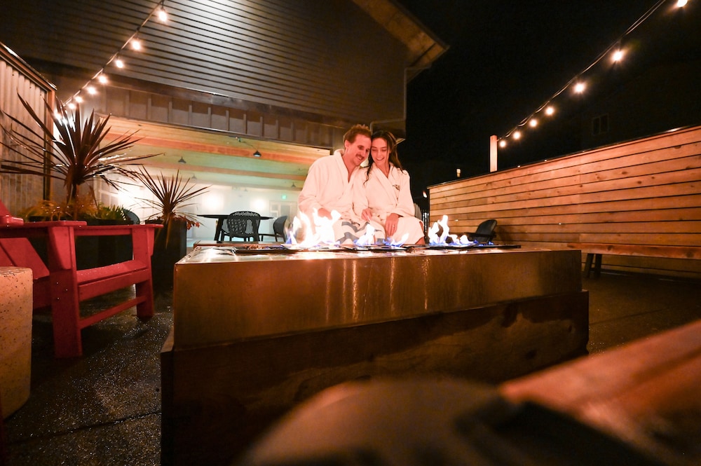 Adrift Hotel 8/50