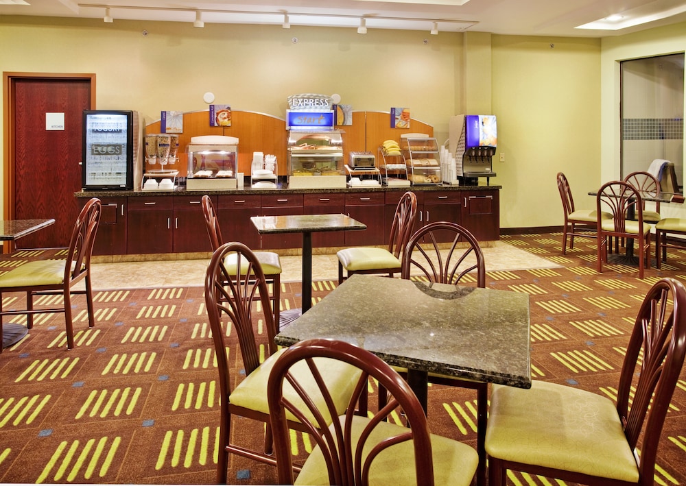 Holiday Inn Express Hotel And Suites St Charles 44/56