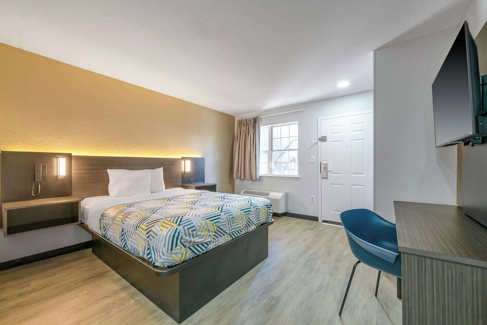 Standard, Queen Bed