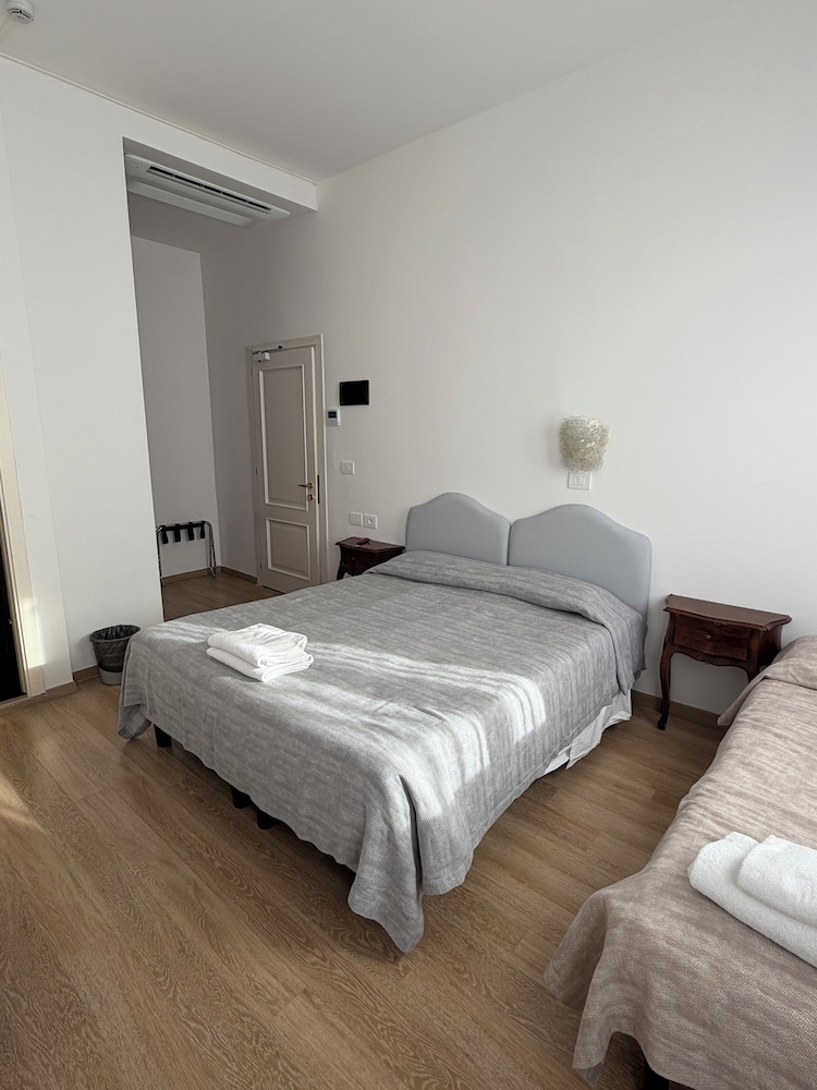 ROOM, DOUBLE OR TWIN BED
