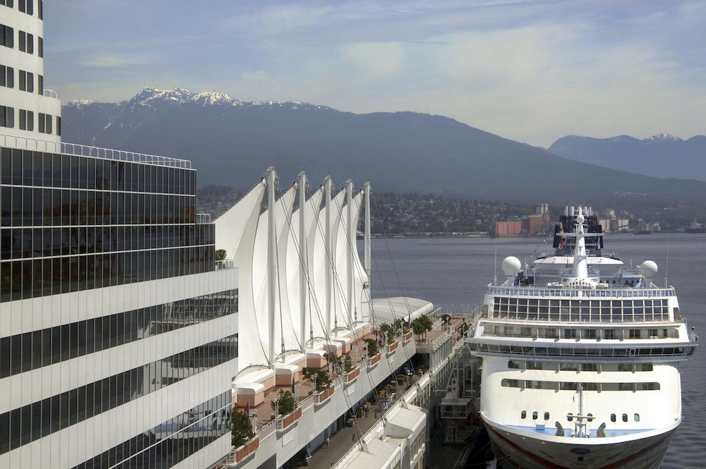Fairmont Waterfront 66/72