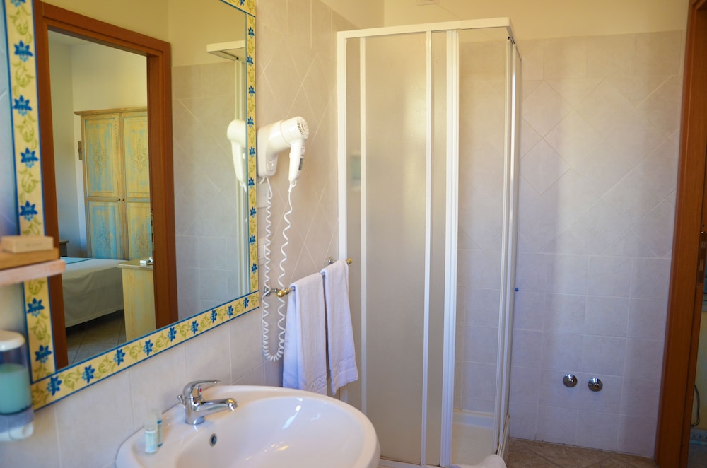 ROOM, QUADRUPLE
