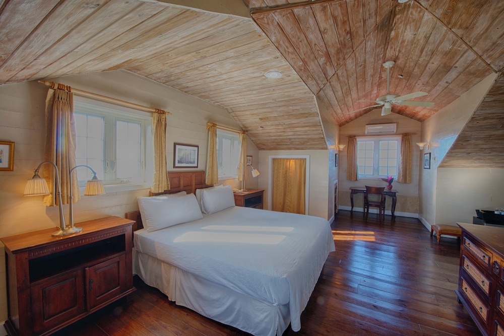 STUDIO, SUITE, KING BED, GARDEN VIEW