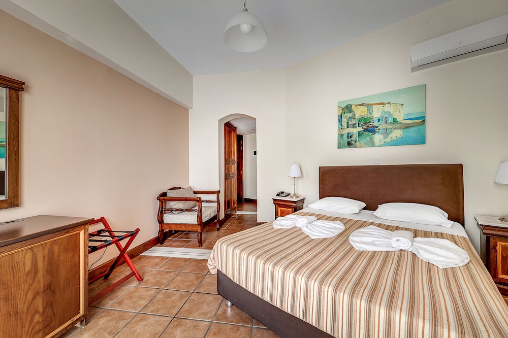 Superior, Double Bed, Sea View, Hot Tub, Golden View Beach 3/8