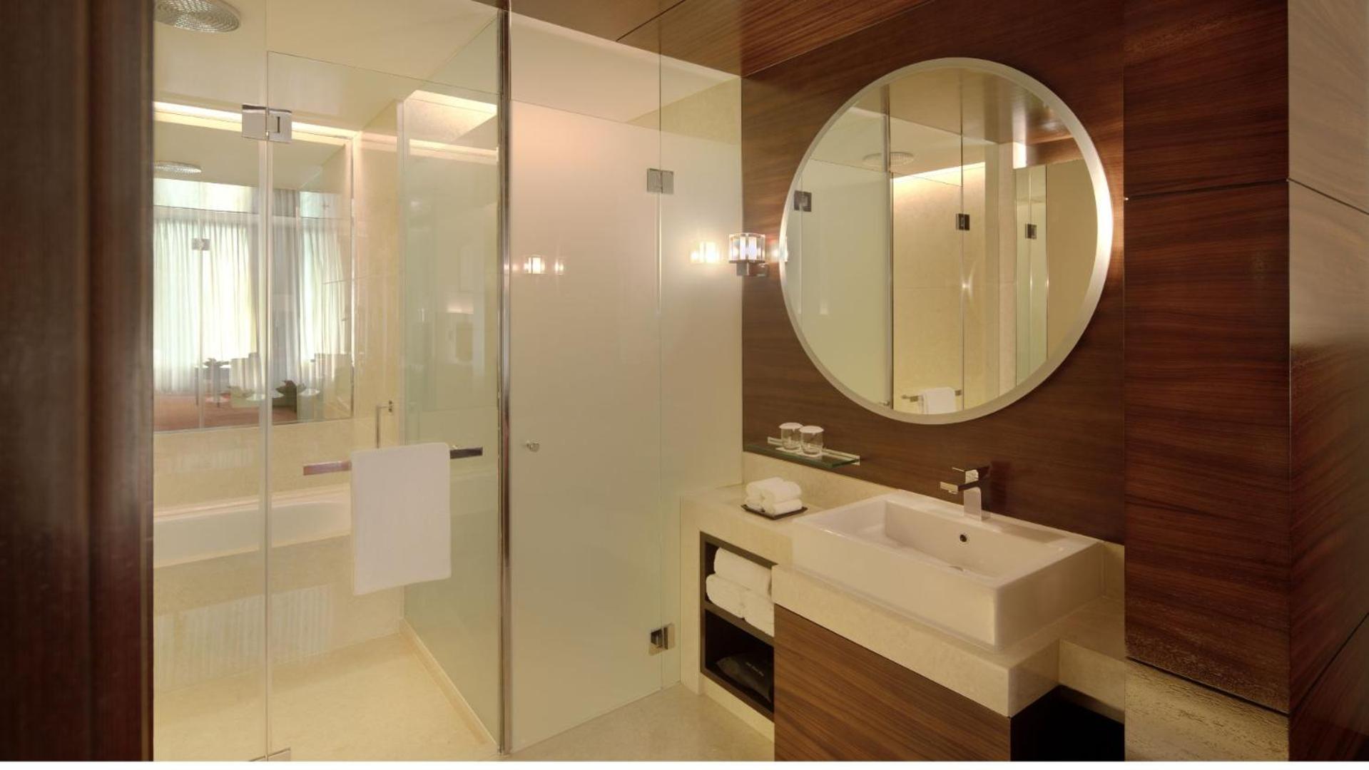 Soho, Suite, King Bed, Mountain View, Balcony, Bathtub, Executive Lounge Access