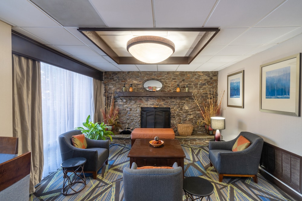 Holiday Inn Express Forsyth 33/42