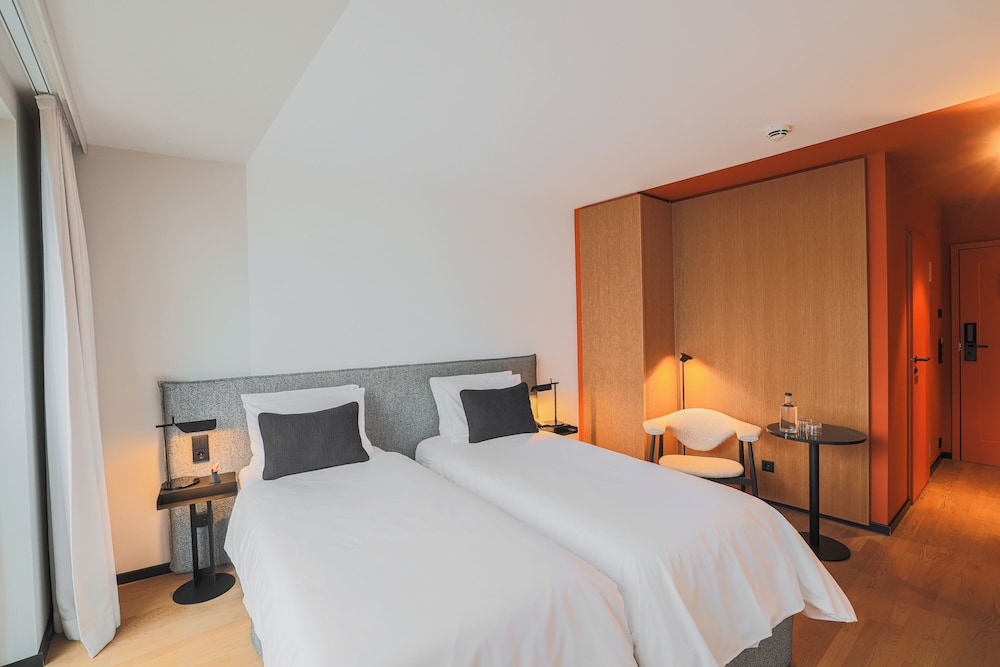 ROOM, TWIN BEDS