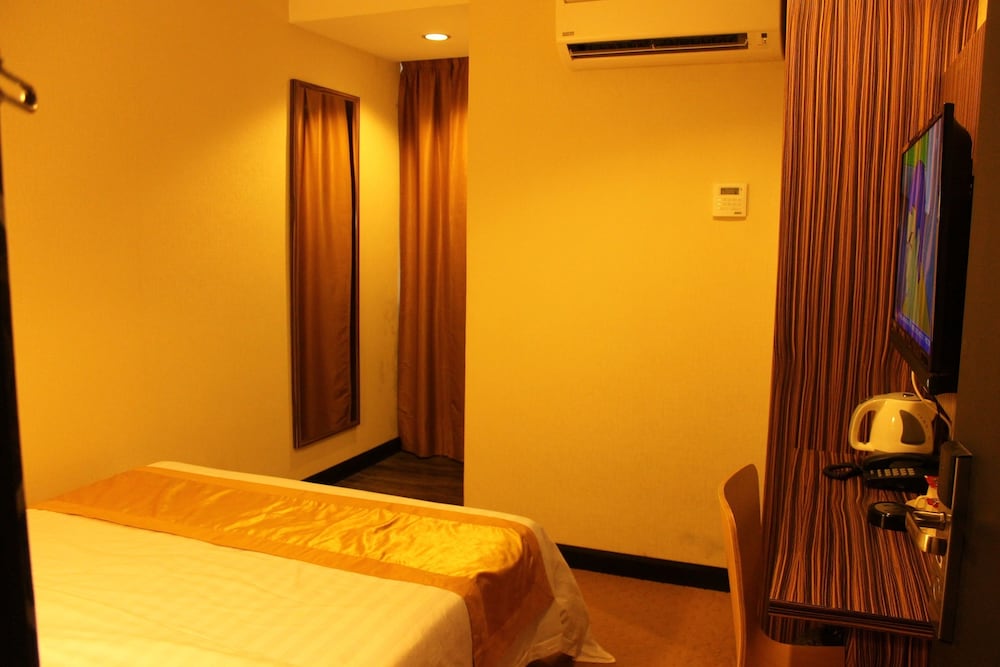Clover Hotel 17/24
