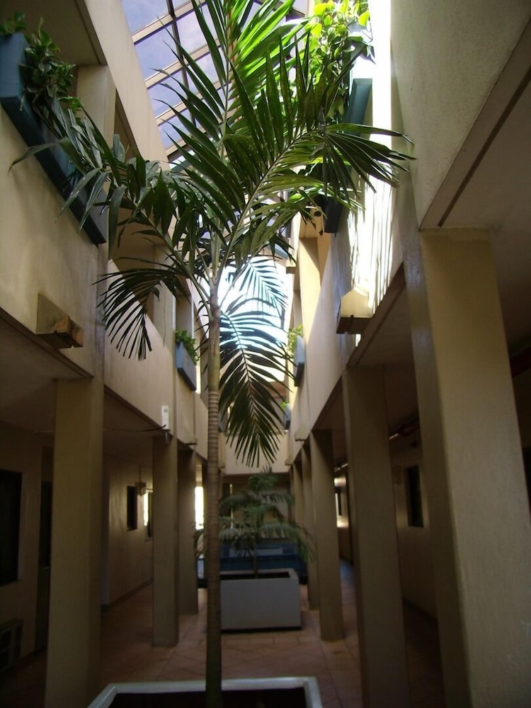 Guam Airport Hotel 10/33