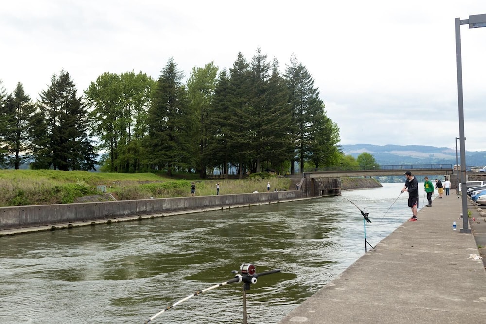 Columbia Gorge Inn 6/57