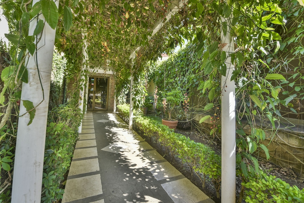 La Riviera Hotel Bed And Breakfast 44/50