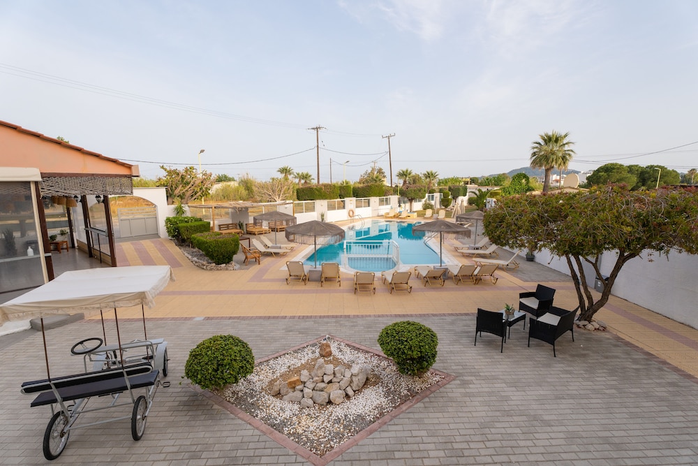 Maroula Blue Studios And Suites 69/70